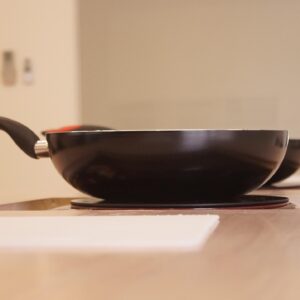 Kaip nuvalyti keptuvės išorę?